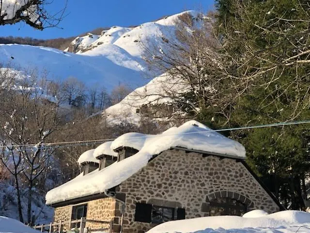 Au Rocher De Combieres Mandailles-Saint-Julien Bed & Breakfast